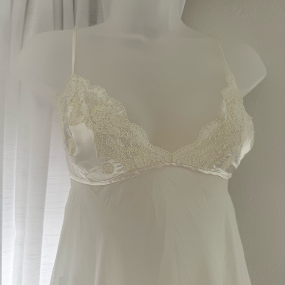Vintage Victoria's Secret Ivory Chemise with Floral Lace Detailing lingerie - Picture 3 of 10